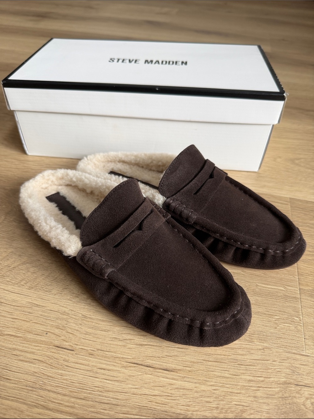 Steve Madden Womenโs Brown Suede Shearling-Lined Moccasin Slippers